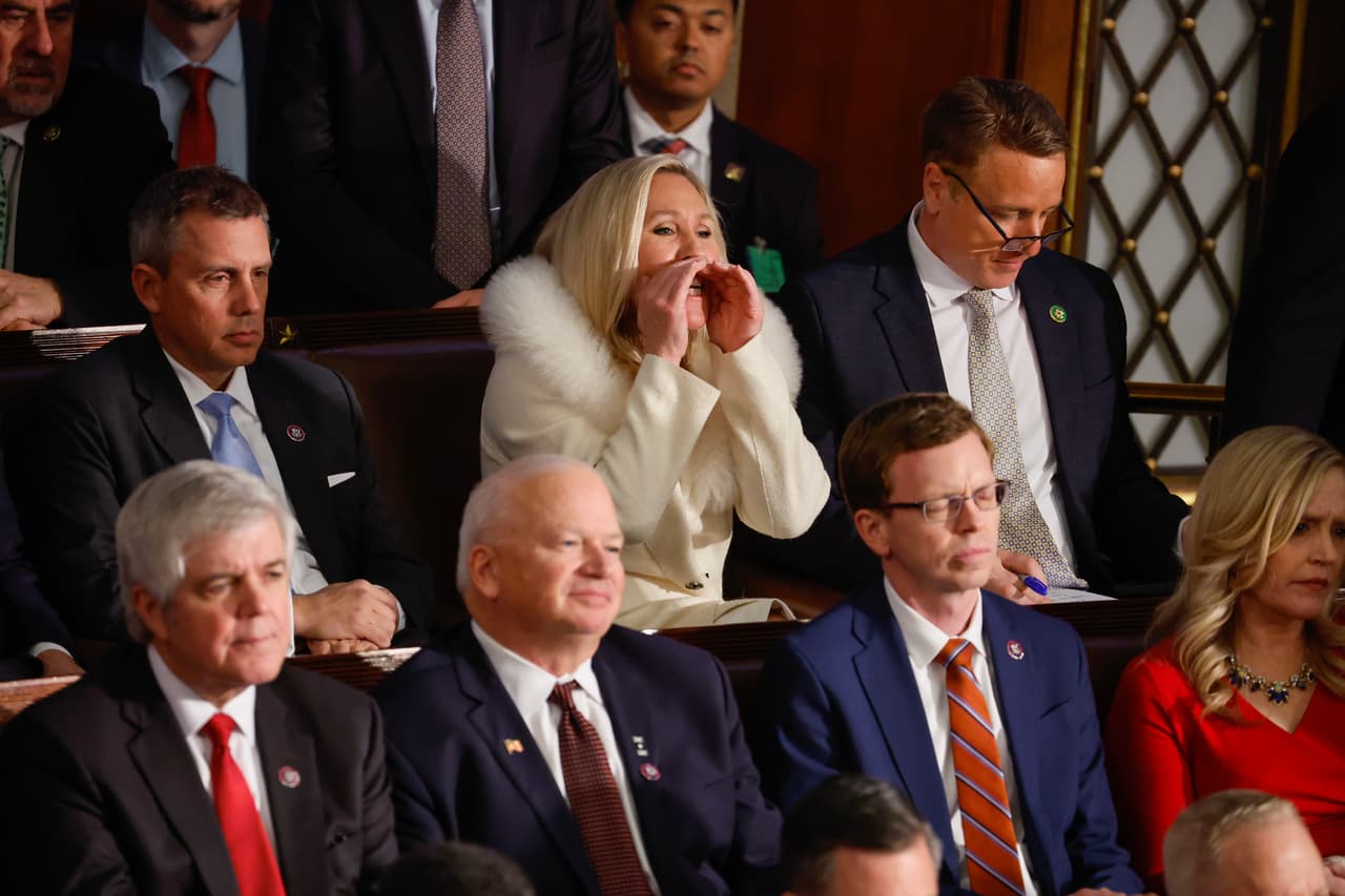 La congresista republicana, la ultraderechista Marjorie Taylor Greene, increpa a Biden durante el discurso, y le grita: "¡Mentiroso!", en un gesto que se sumó a los frecuentes abucheos de algunos miembros de la bancada republicana, un escenario inédito en la historia de los discursos sobre el Estado de la Unión.