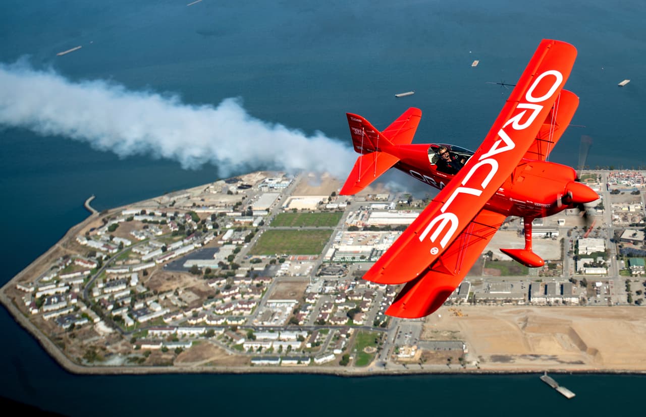 Los 'Blue Angels' no son los únicos que se roban las miradas de los asistentes. El equipo Oracle de acrobacias aéreas suele acompañar al escuadrón durante todas sus exhibiciones aéreas en varias partes de Estados Unidos.