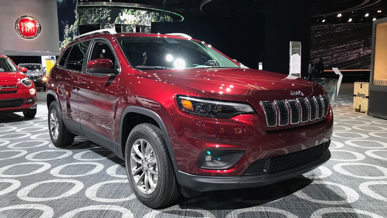 <h3 class="cms-h3-H3">SUVs y crossovers.</h3>
<br>
<br>Jeep llegó a Detroit con una Cherokee actualizada debajo del brazo. 
<b><a href="Jeep Cherokee 2019 con nuevo motor turbo" target="_blank">La nueva Jeep Cherokee</a></b> es básicamente el mismo modelo que debutó en 2014 con un frontal mucho más convencional y en línea con el resto de la línea Jeep y con un nuevo motor cuatro cilindros turbo de 2.0 litros y 270 caballo de fuerza entre su menú de opciones.