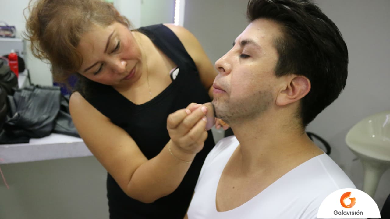 Creando una barba falsa con esponja y delineador.