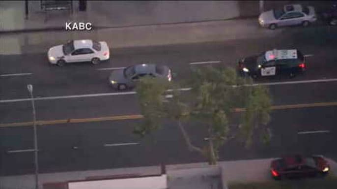 Alexis Leonardo Avinai, de 29 años fue identificado por las autoridades, como el conductor que desató caos en las vías desde las 5 pm del miércoles 24 de abril. Manejó erráticamente por tres horas, desde South Gate y hasta Rowland Heights en donde fue arrestado en una tienda de 99 Centavos.