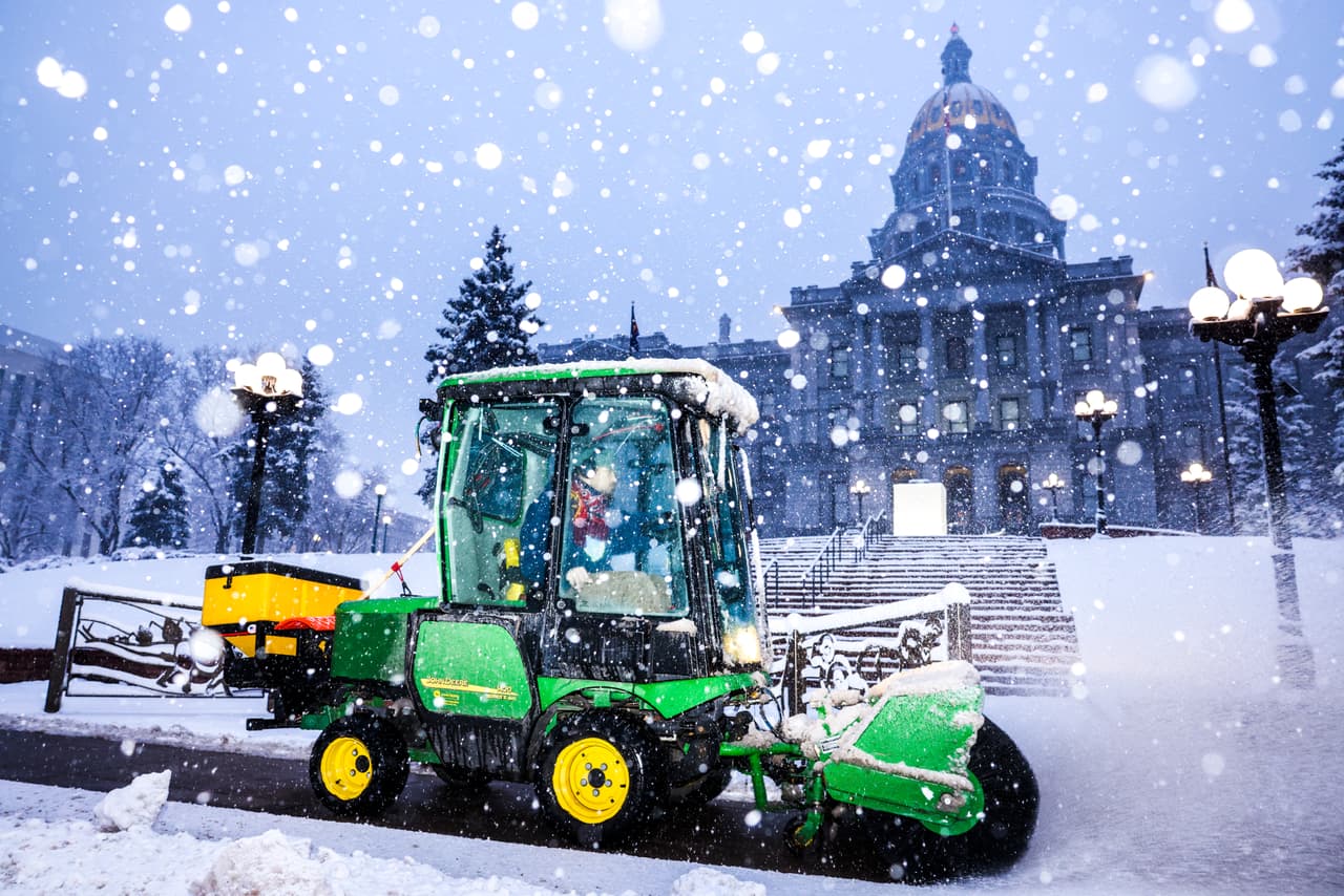 En las afueras de Cheyenne cayeron 2 pies (61 centímetros) de nieve y en otras zonas cayeron entre 16 y 19 pulgadas (entre 41 y 48 centímetros). Cerca de Windy Peak en la zona Laramie Range se reportaron 52 pulgadas (1.3 metros) de nieve.
<br>