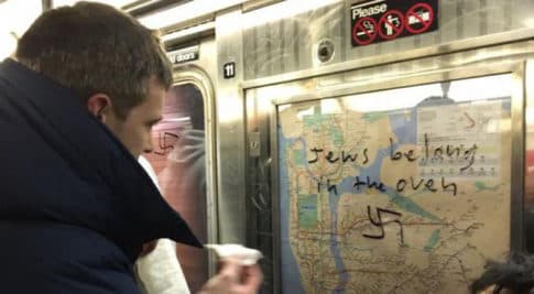 Pasajeros borran símbolos nazis pintados en el metro de Nueva York