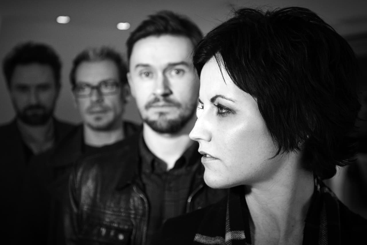 La agrupación se formó en 1989 en Irlanda, bajo el nombre de Cranberry Saw Us, que más tarde fue cambiado por The Cranberries, por la propia Dolores.