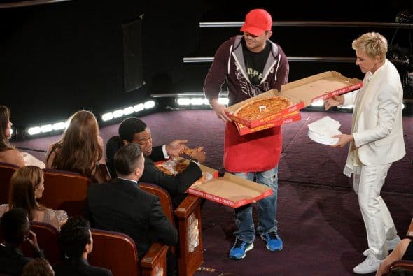 Además de recibir una propina de $1000 dólares, su restaurante ha recibido miles de clientes y curiosos.