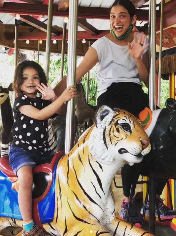 "Tenemos al 50 por ciento. 
<b>Estamos haciendo 'co-parenting'</b>. Yo la tengo una semana, él la tiene una semana […] Estamos súper tranquilos, 
<b>todo acabó muy bien</b> y pues, así son los procesos de divorcio, al principio siempre es todo como muy dramático y muy difícil", contó a la revista.
<br>