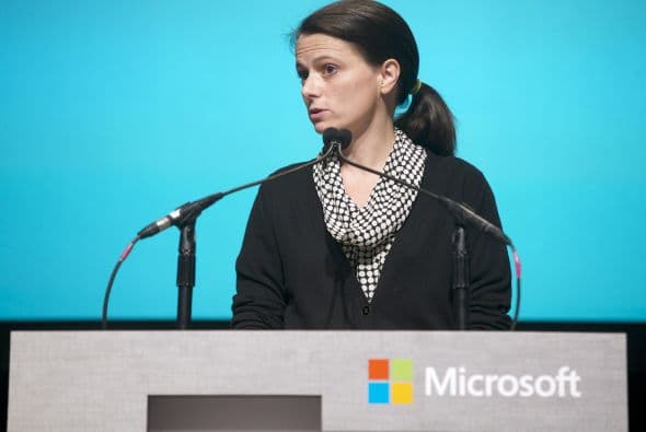 48.- AMY HOOD: Empresaria estadounidense que actualmente se desempeña como la primera mujer presidente financiero de Microsoft Corporation.