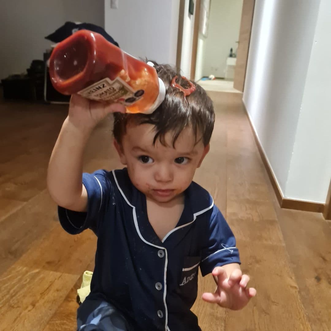 Como era de esperarse, las travesuras no podían faltar y la también cantante compartió en diciembre de 2021 el ‘look’ nocturno de su hijo (con un toque de catsup).