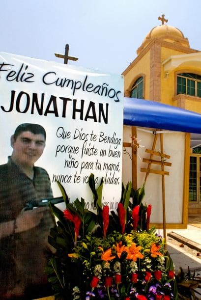 Es común en este camposanto encontrar fotografías de personas con armas, mantas y figuras religiosas de distintos tamaños.