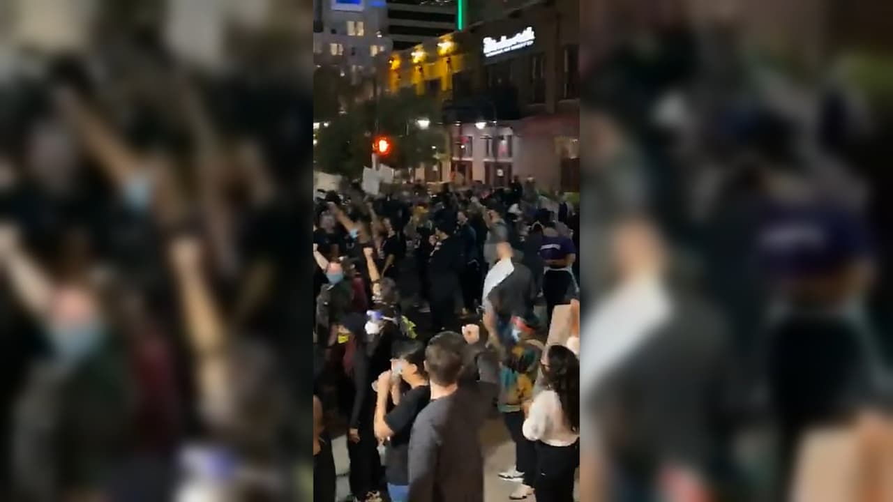 Un grupo de personas se reunió frente a la sede de la policía de Dallas y frente al Ayuntamiento de la ciudad.