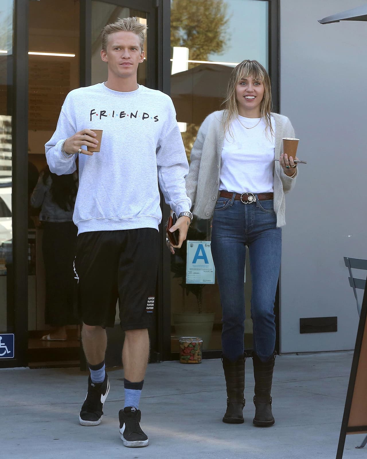<b><a href="https://www.univision.com/famosos/miley-cyrus-y-cody-simpson-llevan-ahora-vidas-separadas-y-esta-es-la-razon-fotos">Miley Cyrus y Cody Simpson</a></b> confirmaron su noviazgo en octubre de 2019 con las fotografías y videos que compartían en redes sociales.
<br>