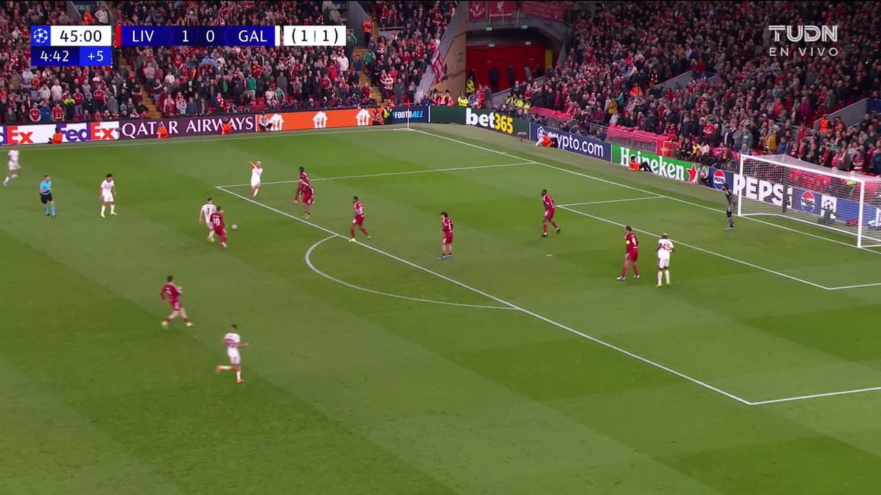 ¡TIRO ATAJADO! disparo por Roland Sallai.