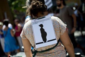 Juez de Arizona deroga una ley que obligaba a los médicos a decir que un aborto con fármacos puede ser revertido