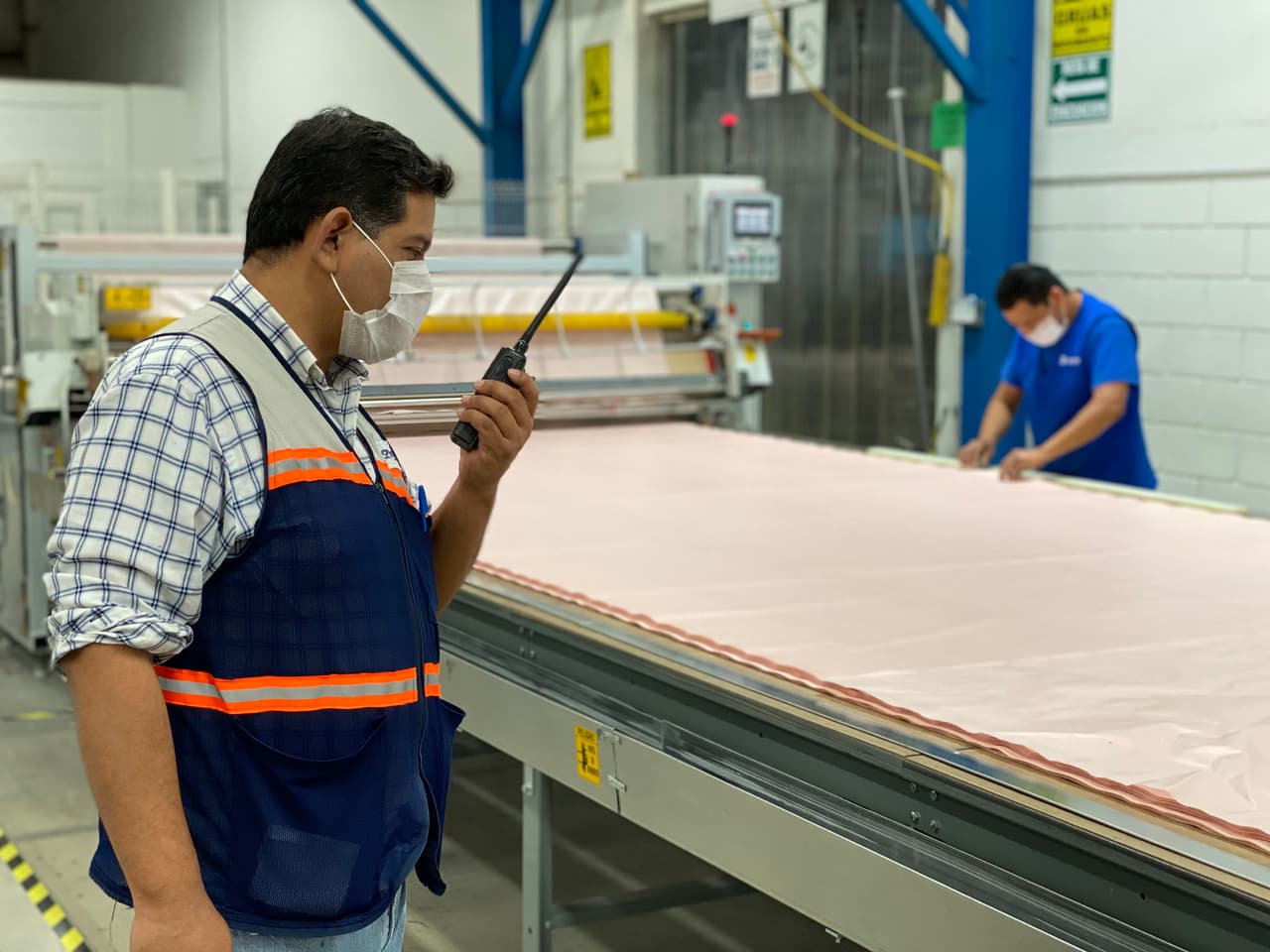 Trabajadores de Ford fabrican batas reutilizables con materiales de bolsas de aire.