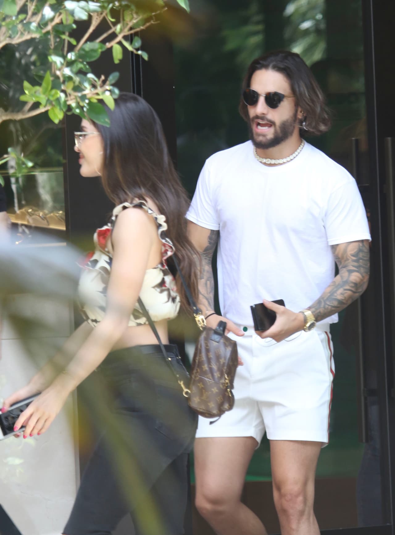 Si algo compraron, seguro se los enviarían al hotel pues salieron con las manos libres de grandes bolsas.