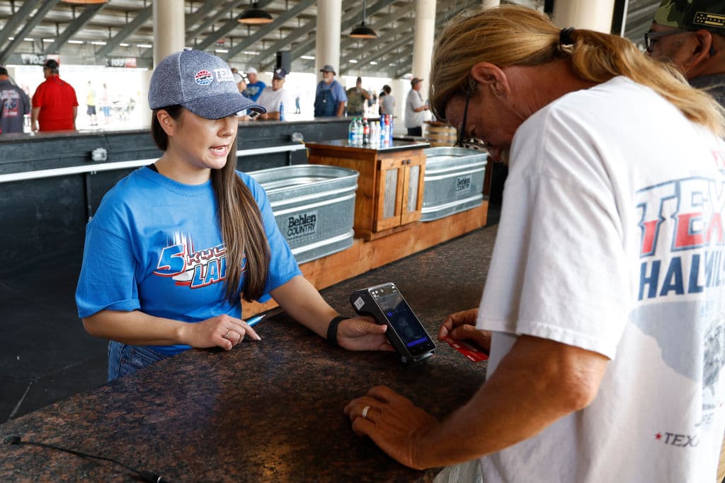 La "fatiga de la propina": cuándo darlas y cuánto es mucho (o poco)