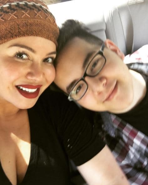 Pese a ser el menor, el hermanito de Chiquis ha demostrado madurez.