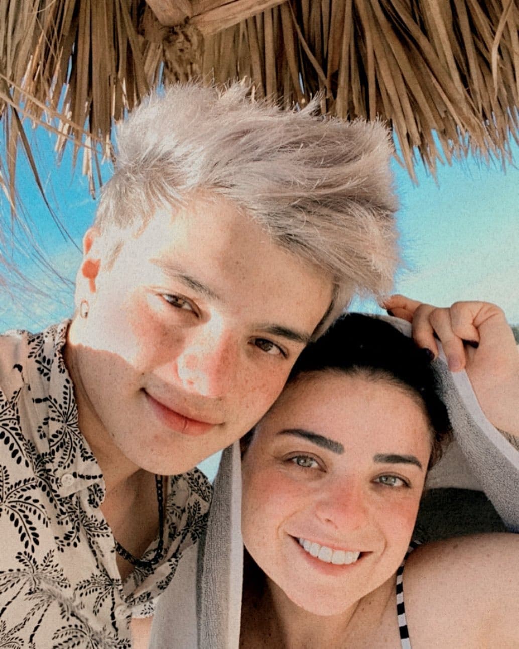 "Omar cumple 18 años, este año. Omar y yo siempre hemos tenido (buena comunicación). Algo que entendí siendo adolescente, me prometí a mí misma que el día que tuviera un hijo no le iba a ocultar cosas. No le iba a hacer tabúes absurdos", mencionó la intérprete de telenovelas al programa ‘Ventaneando’ en agosto de 2021.