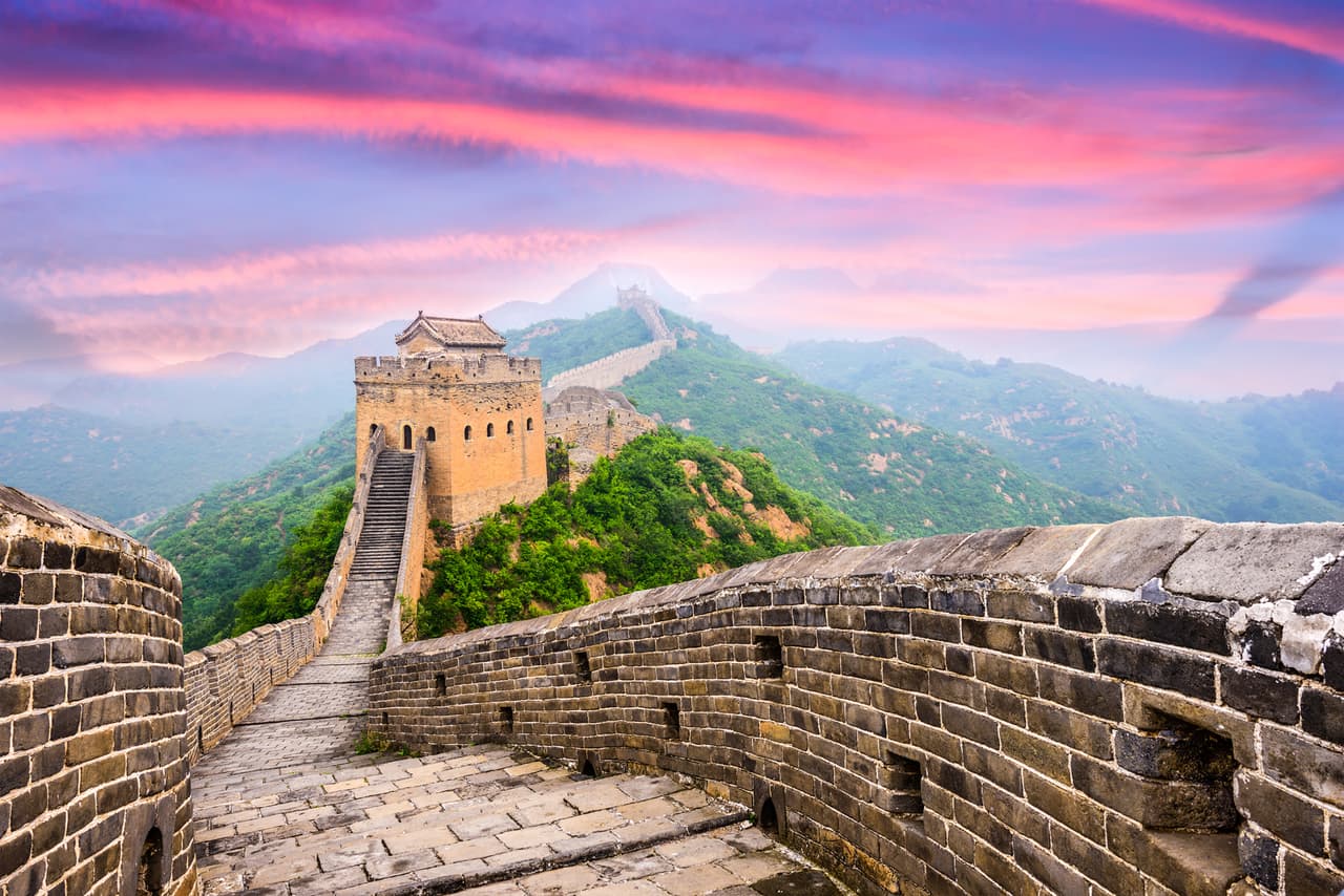 <b>Puesto 2. China</b>
<br>
<br>
<b>Sitios declarados Patrimonio de la Humanidad: 56.</b>
<br>
<br>La Gran Muralla China. Los 4,000 años de antigüedad de este país han dejado una gran cantidad de sitios excepcionales para la humanidad. Además de la muralla, el palacio imperial de Pekín o el mausoleo de los guerreros de terracota, son algunos de sus grandes aportes.
<br>