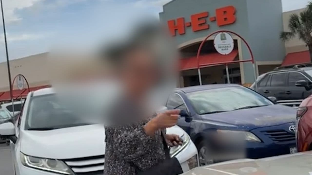 Mujer amenaza con llamar a ICE en un estacionamiento de HEB en Texas