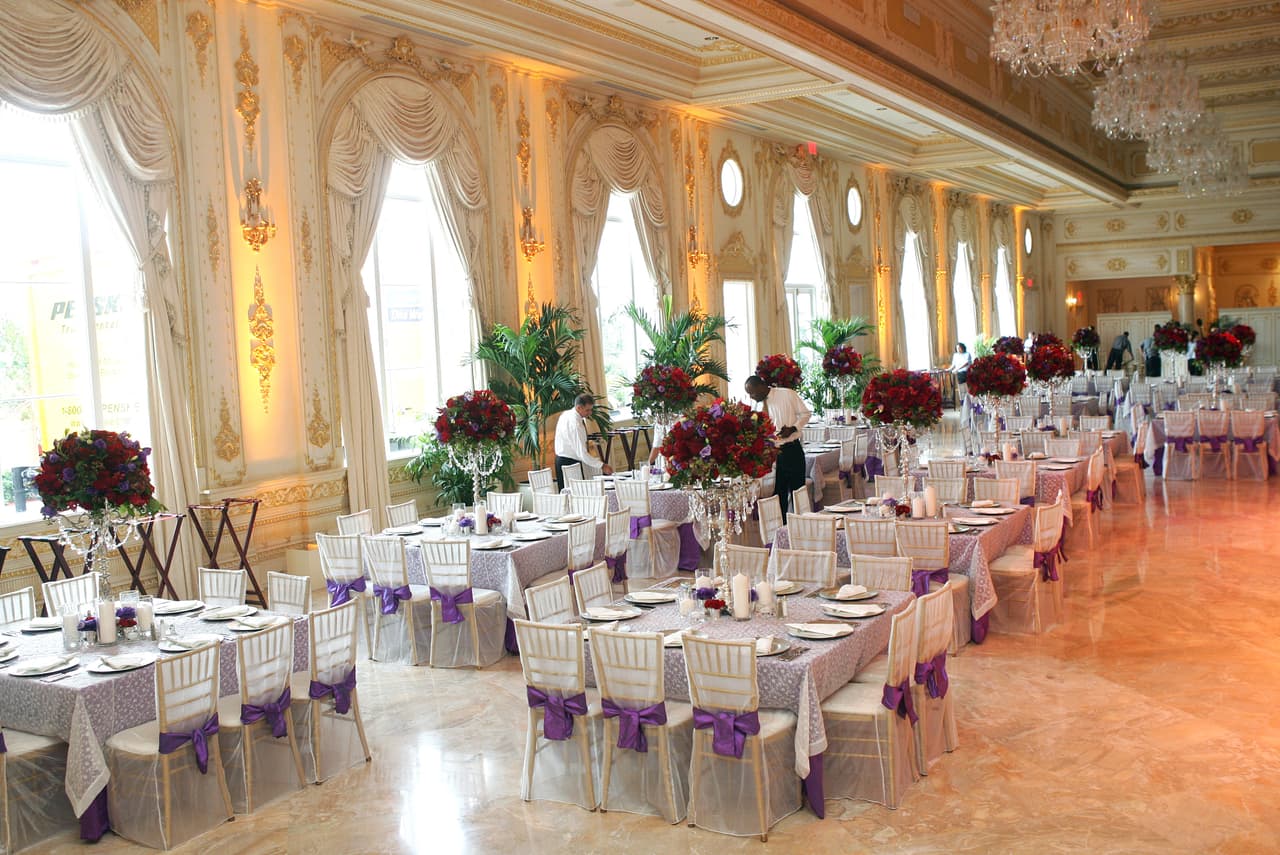 Uno de los hijos del presidente electo, Donald Trump Jr., celebró la fiesta de su casamiento en Mar-a-Lago en 2005. Para la construcción original de la mansión se emplearon piedras importadas de Italia, azulejos españoles y mármol cubano. Evan Agostini/Getty Images