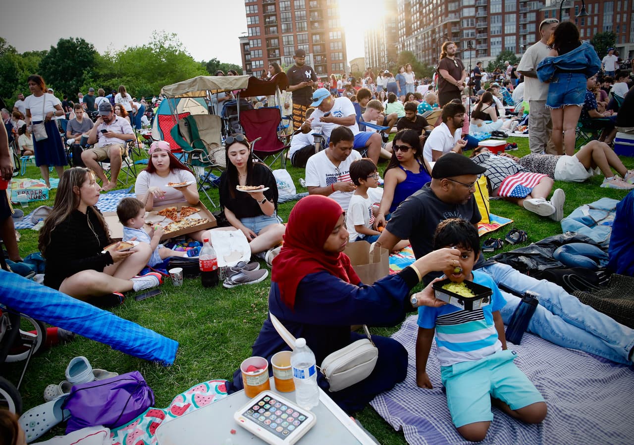 Desde temprano las familias se fueron acomodando en los muelles y parques cercanos al río.
<br>