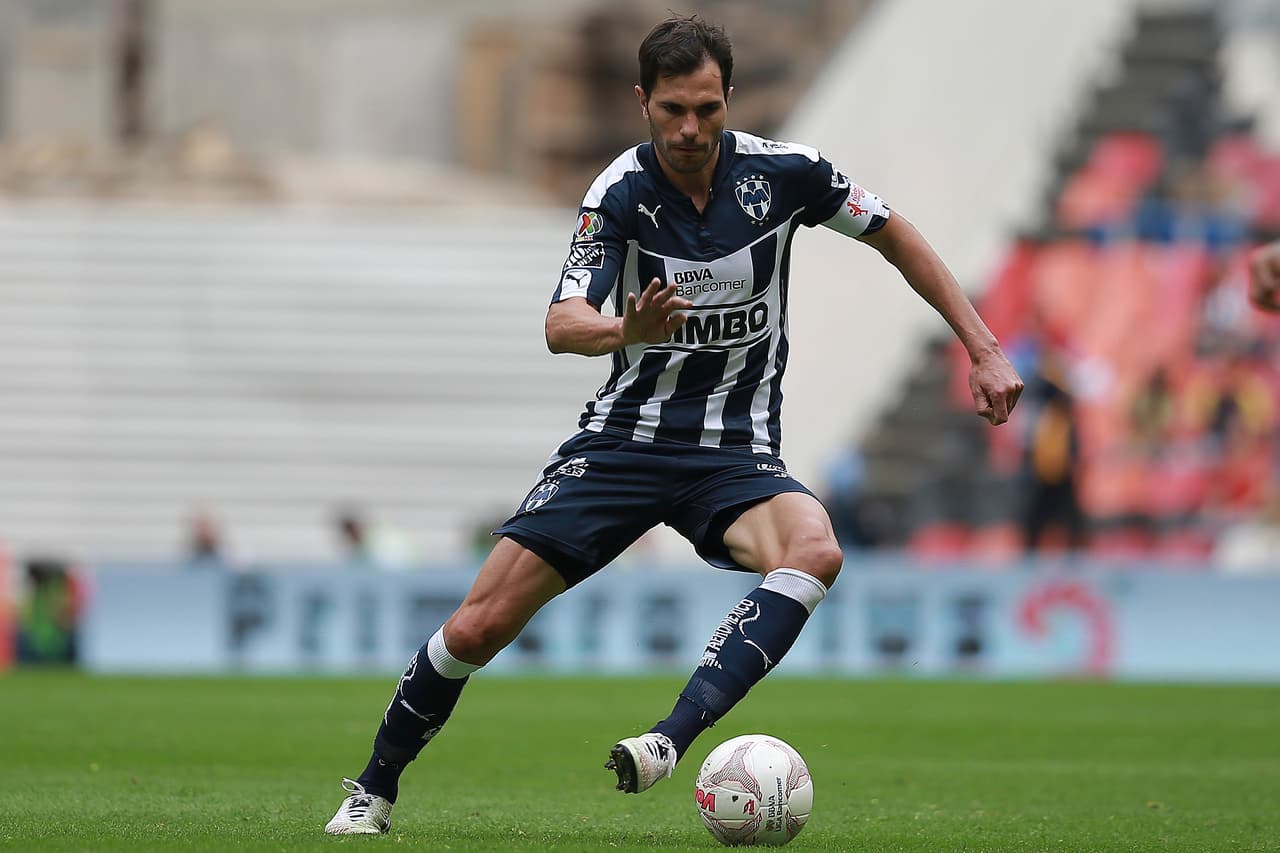 El argentino José Basanta es el eje del Monterrey. El defensa central tuvo un paso de 2008 a 2014 por Rayados y luego estuvo un año en Fiorentina. Volvió en 2015 y asumió la capitanía.