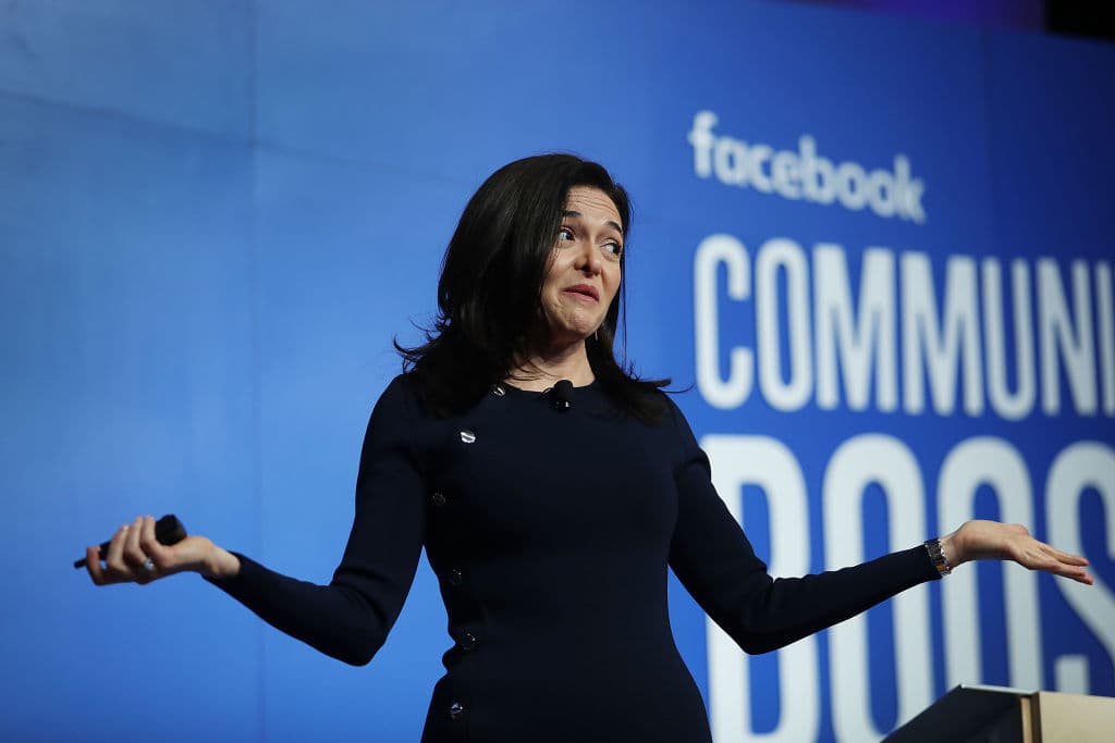 <b>SHERYL SANDBERG (22). </b>Desde el año 2018 se desempeña como directora de operaciones de 
<a href="https://www.univision.com/temas/facebook">Facebook</a> y ha conseguido revertir los negativos resultados de la compañía, pasando de contabilizar unas pérdidas de 56 millones de dólares a obtener unas ganancias de 22,100 millones de dólares. Durante este año, tanto ella como su jefe 
<a href="https://www.univision.com/temas/mark-zuckerberg">Mark Zuckerberg</a> han dedicado sus esfuerzos a defender las políticas de la compañía ante los discursos de odio y campañas de desinformación que circulan en la red social.