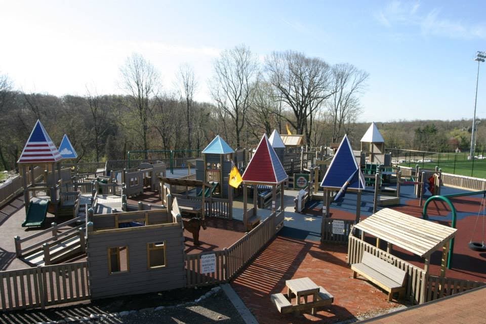 <b>Freedom Playground (9000 Parkview Dr, Haverford)</b>. Sus hijos sentirán que están corriendo por un castillo cuando estén en Freedom Playground.