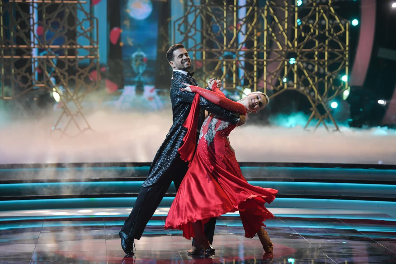 El siguiente en la pista fue Pedro Moreno, quien al son del vals de 'Beauty And The Beast' aprovechó la coreografía para recordar prepararse para el que bailará con su hija mayor en su futura fista de XV años.