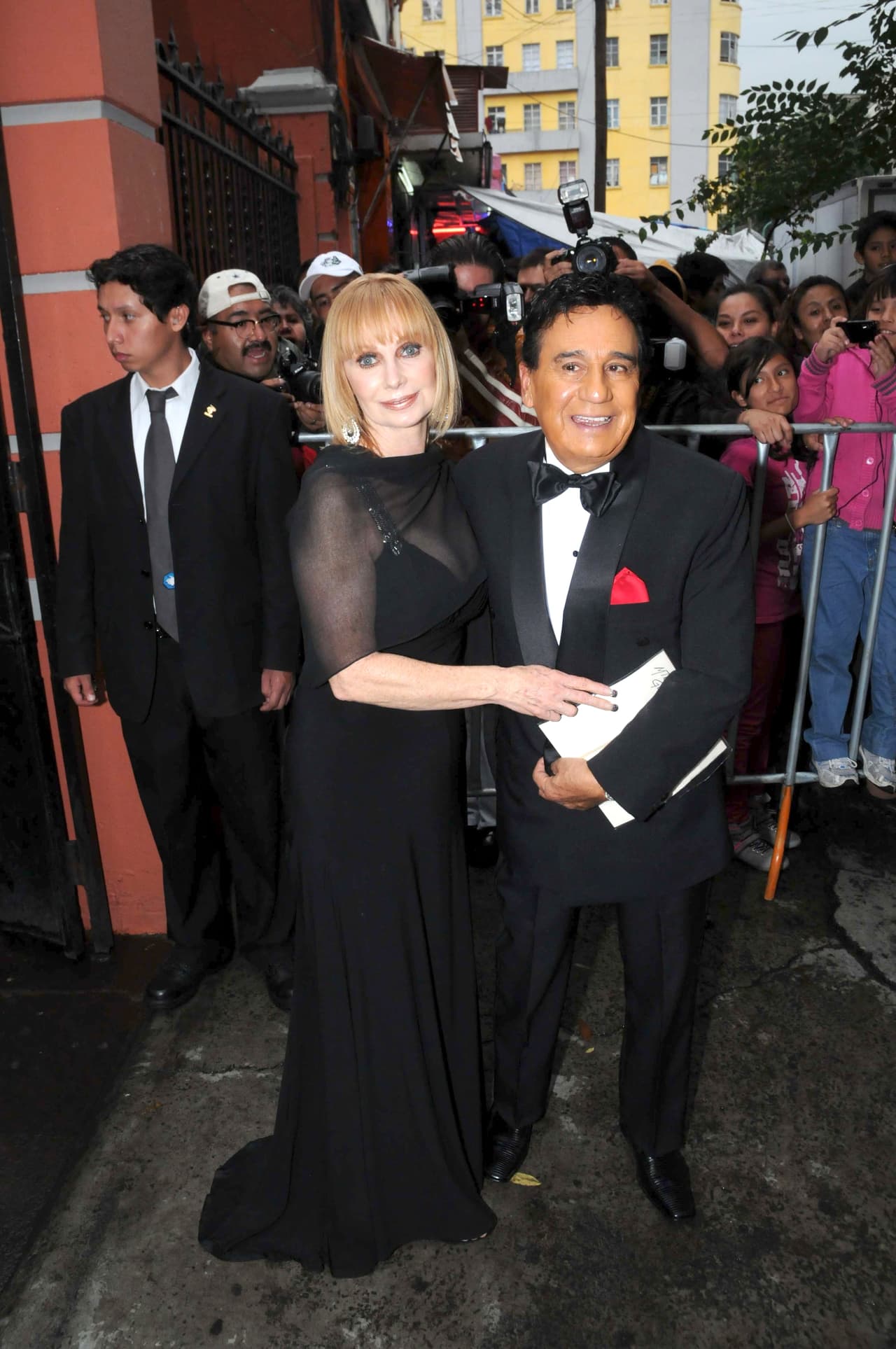 Gudrun Becker (en la foto), esposa del cantautor, confirmó el parte médico y ofreció un panorama más claro de lo que ahora enfrenta ‘Gualas’, como también se le conoce a su marido.