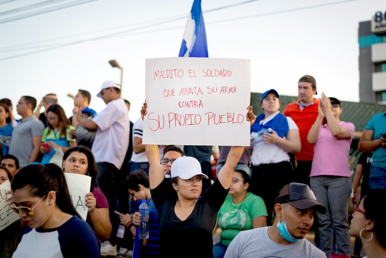 El rastro de sangre de la represión a las protestas, que se endureció entre el 19 y el 22 de abril, provocó mayor indignación en las calles y que las demandas de los manifestantes se ampliaran: de pedir la revocación del sistema de la seguridad social pasaron a exigir reformas democráticas en su país, donde durante más de una década Daniel Ortega ha liderado un gobierno con tintes autoritarios