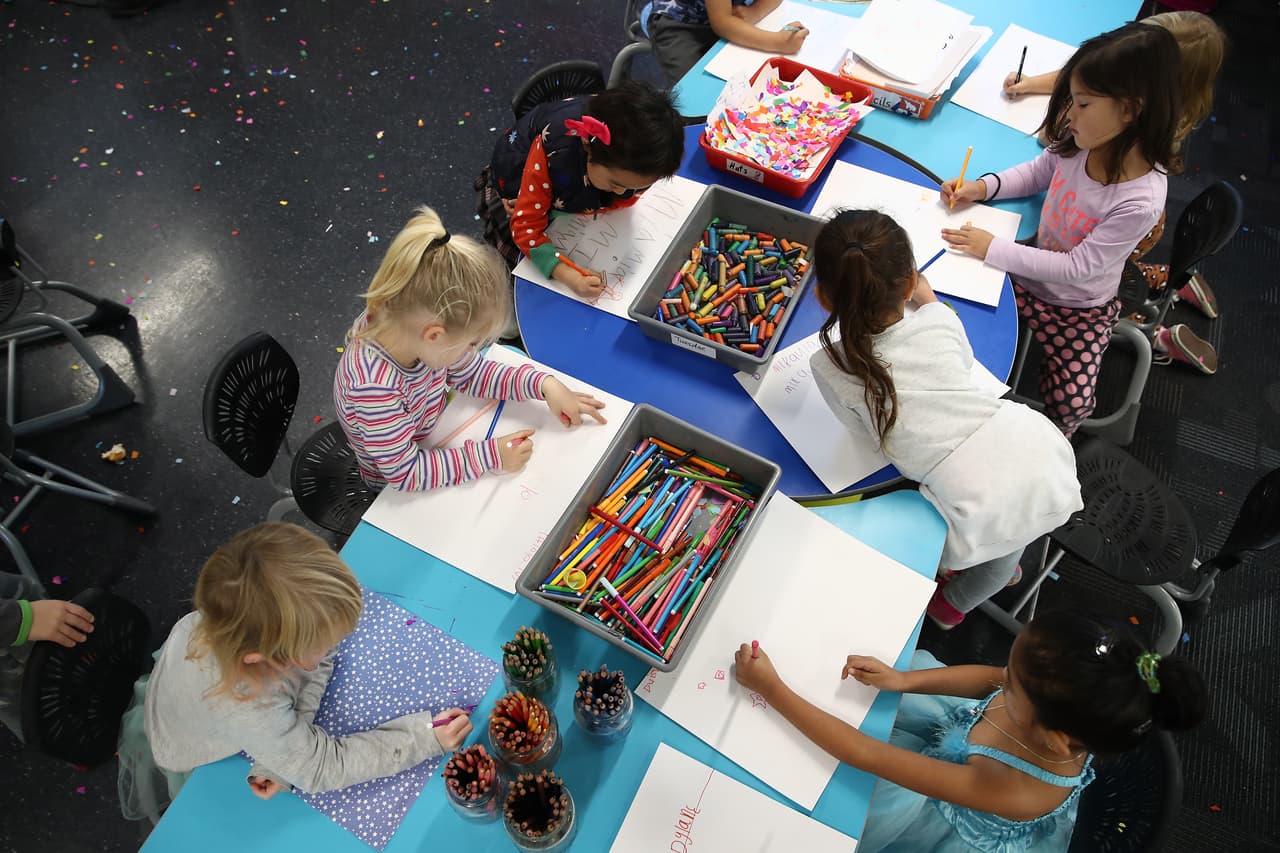 <b>Enseñan su trabajo en exhibiciones</b>
<br>Ningún aprendizaje está completo si no se puede compartir. Los niños comparten sus logros y aprendizajes con sus compañeros y con adultos expertos en su campo. La maestra Kelly Odonne de South Plantation High School en Florida nos explica: “Hacen presentaciones (en mi caso hacen experimentos) y demuestran sus pasos y lo que quieren aprender mientras están haciendo la investigación por internet, con los libros, con los maestros, para ir entendiendo cuáles son sus preguntas, sus curiosidades”.