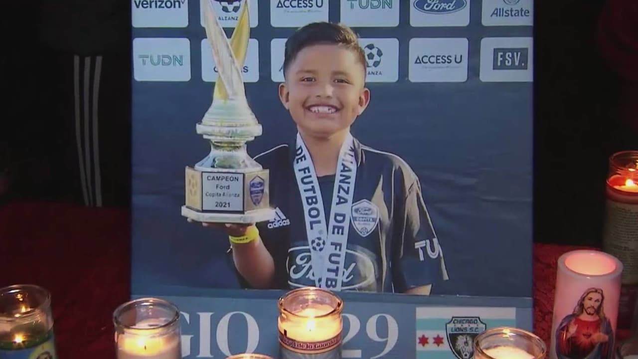 Decenas de personas se reunieron en Chicago Heights para rendirle honor a Gio León, el niño de 7 años que murió tras ser atropellado mientras recogía un balón, el pasado domingo. Su padre se sintió agradecido por el apoyo que ha recibido de la comunidad y afirmó que en horas de la tarde de este viernes se le dará cristiana sepultura al pequeño.