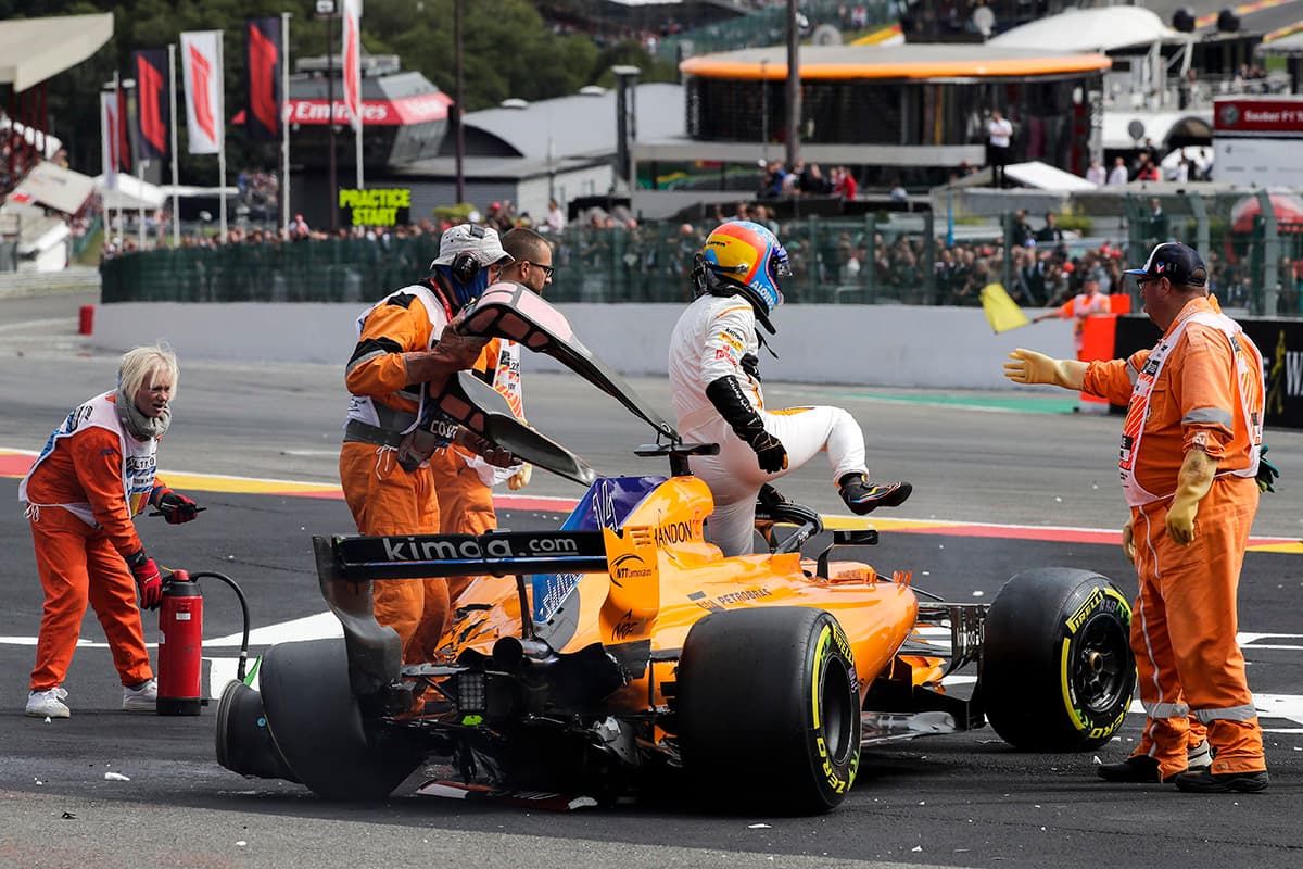 El piloto español Fernando Alonso abandona su monoplaza McLaren tras el monoplaza.
