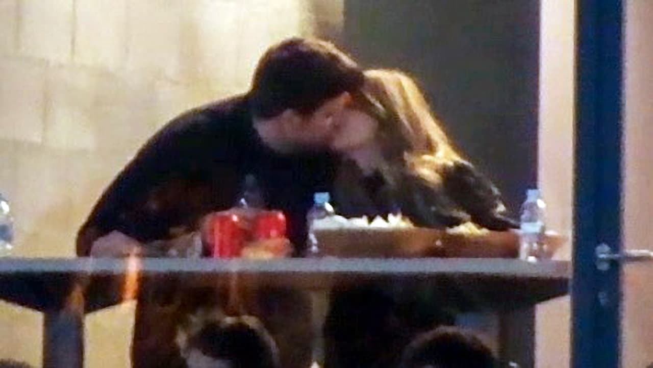 Sin embargo, el show 'Socialité' reveló este sábado 18 de febrero que la pareja tuvo un supuesto disgusto solo minutos antes de esas muestras de cariño.
<br>