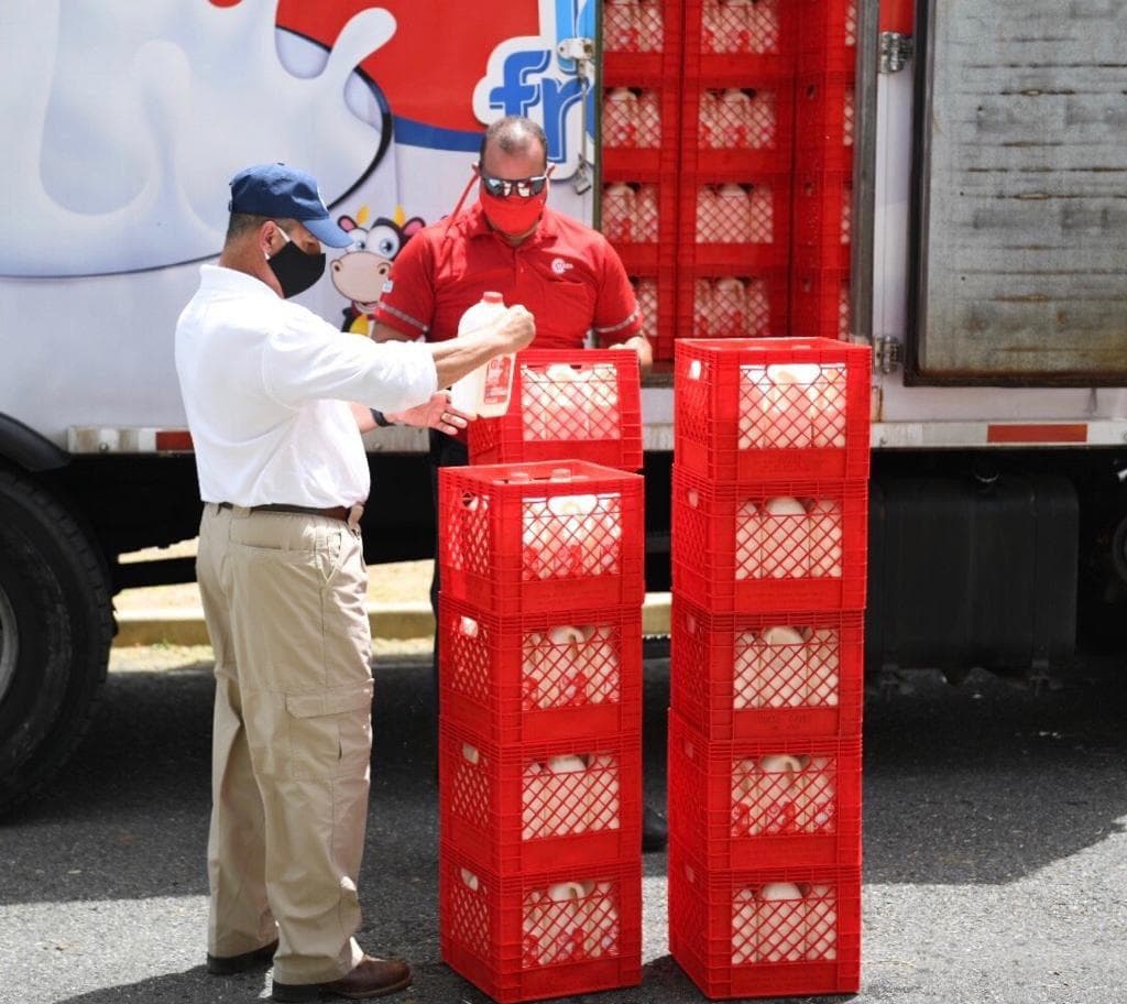 La visita comenzó desde las facilidades de empaque en el Centro de Convenciones en San Juan hasta la distribución a los residentes de los barrios Río Chiquito, Sector Terraplén, Sector Portugués, Villa Dos Ríos, La Cuchilla, Corral Viejo y Sector Vaquería.