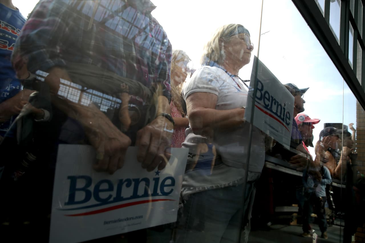 Afuera del recinto, algunos votantes demócratas estaban atentos al mensaje de Bernie.