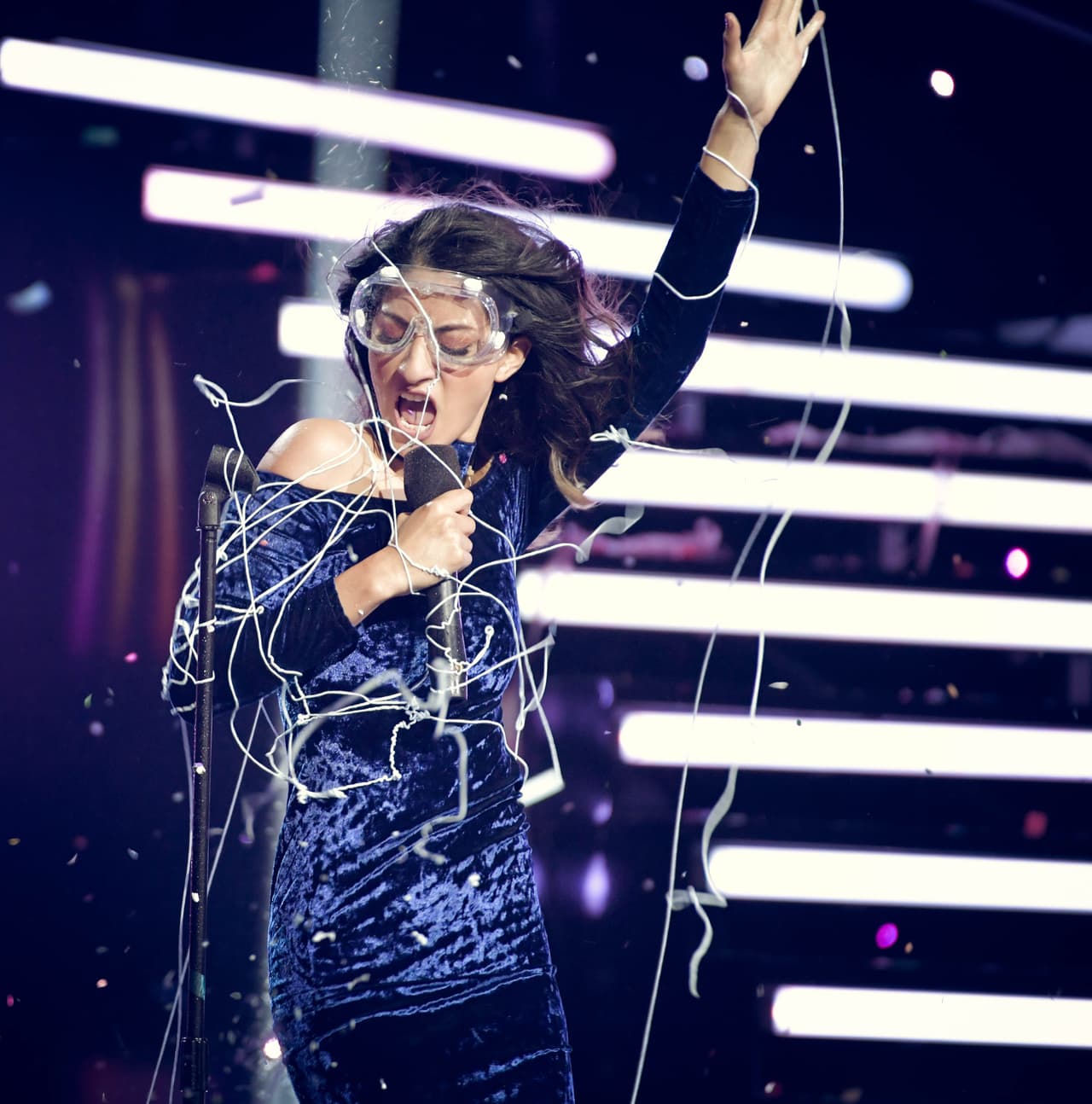 "Y todos me miran, me miran, me miran / Porque sé que soy linda, porque todos me admiran...".