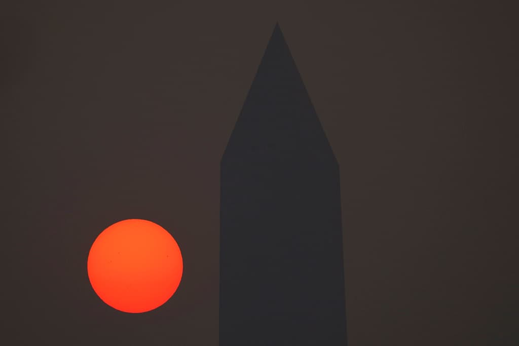 El sol naranja ha sido uno de los atractivos de esta emergencia de salud pública. Fotógrafos han registrado el fenómeno como en esta imagen del Monumento a Washington envuelta en una gruesa capa de humo y una neblina distópica, el aire acre y el cielo gris amarillento.