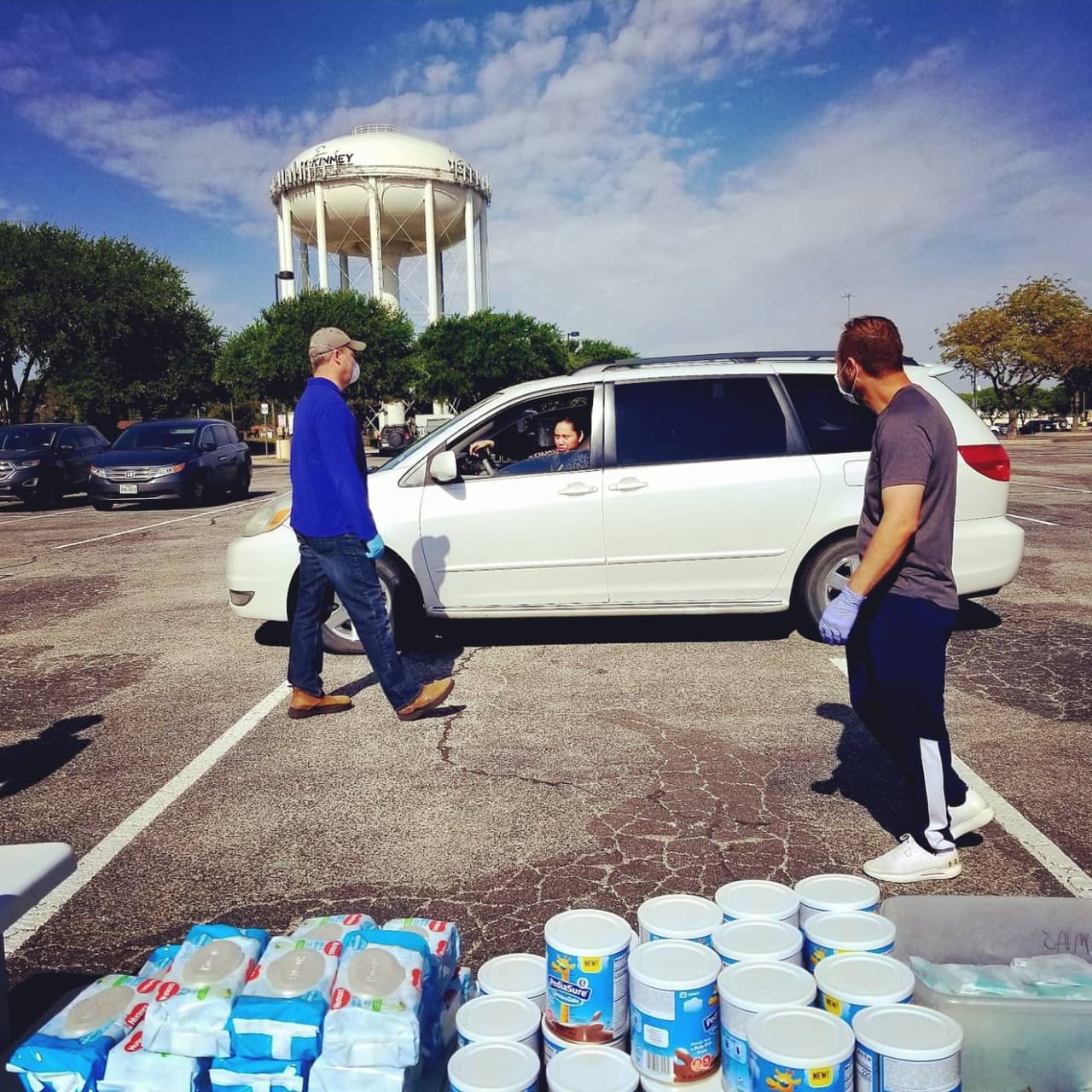 Voluntarios entregan pañales a familias necesitadas
