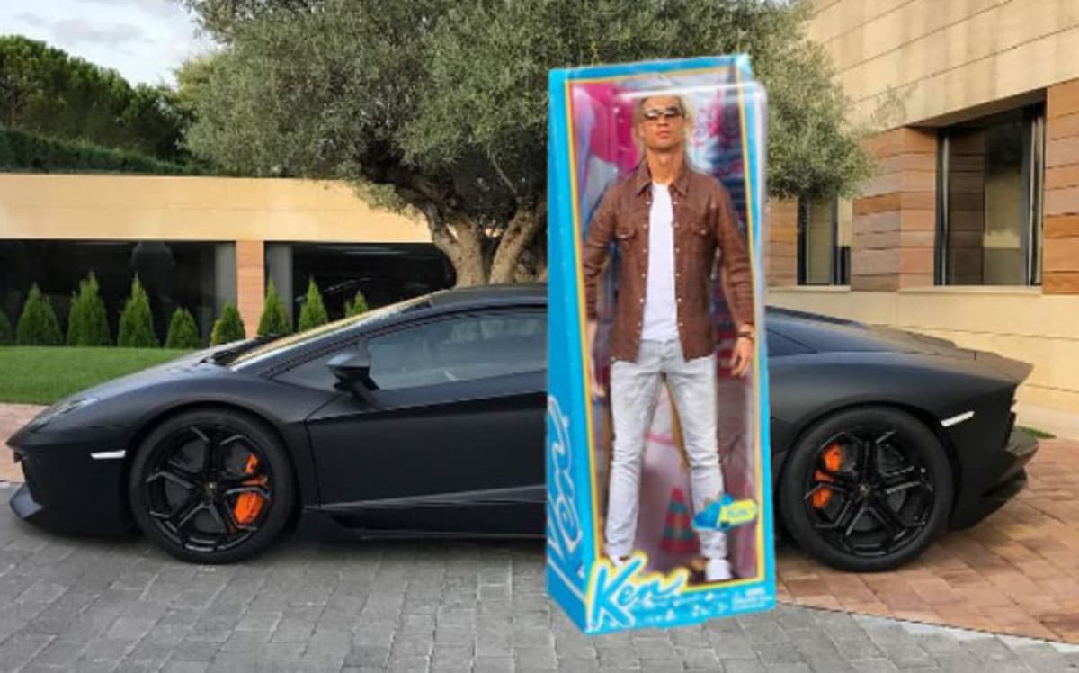 Este es solo uno de los memes del posado de CR7 con su Lamborghini.