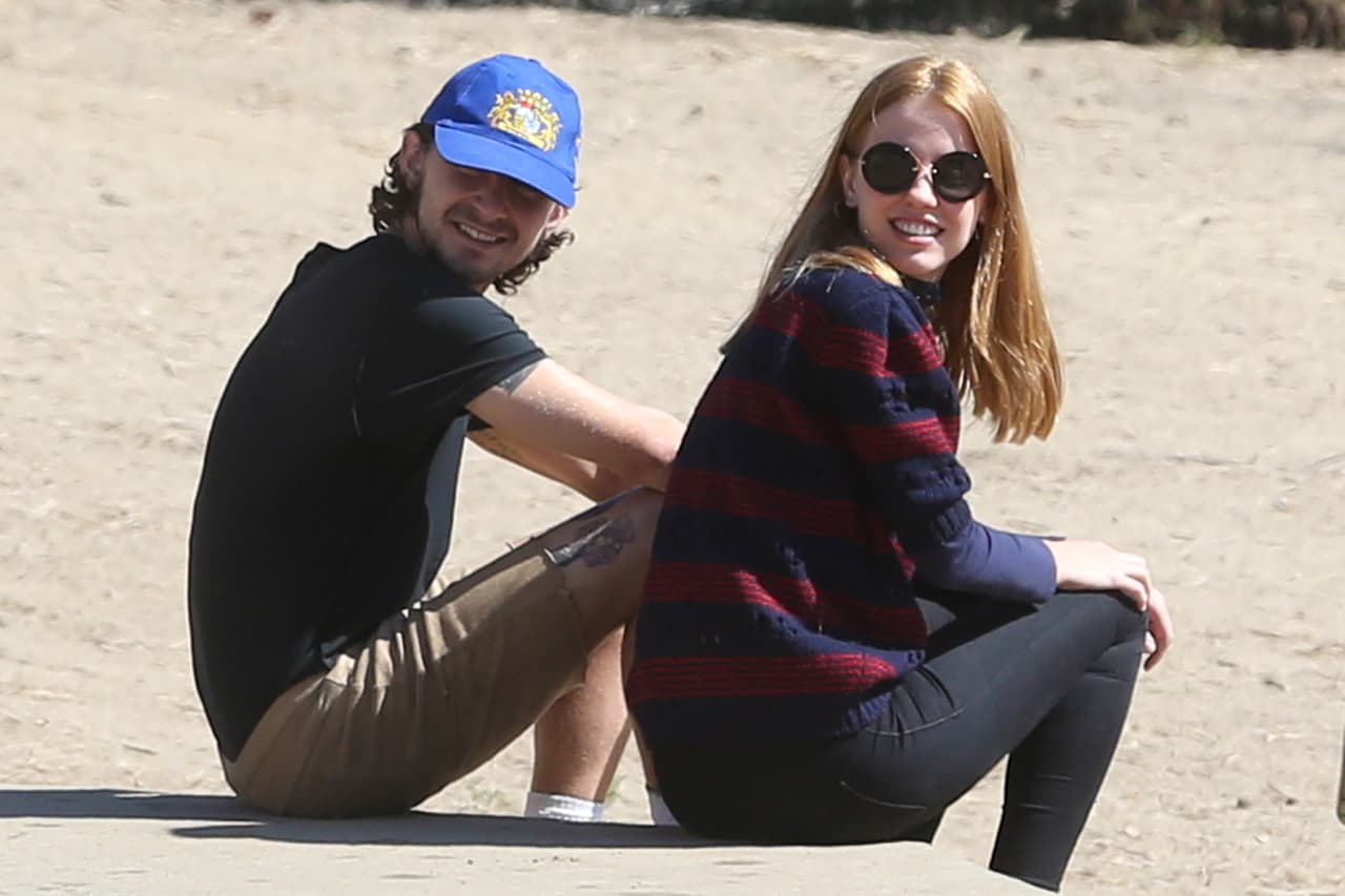 Shia y Mia lucen felizmente casados.