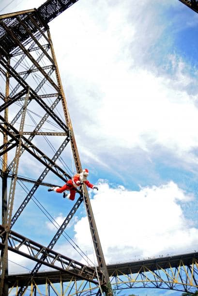 Nuevamente Santa desafió las alturas ahora lo hizo en Guatemala, entregando regalos a los pequeños.