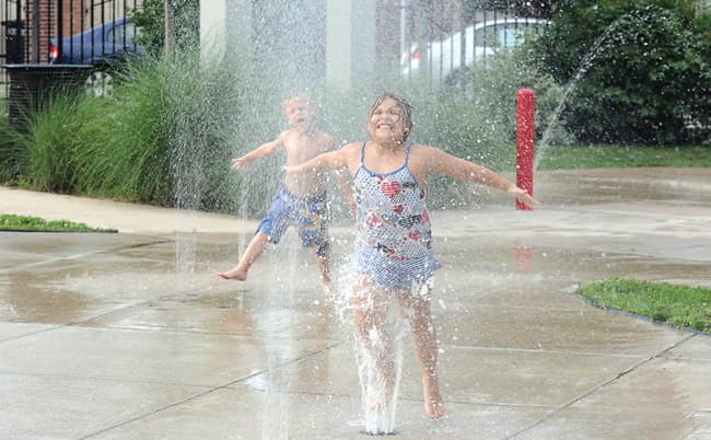 Utiliza el 
<a href="https://www.phila.gov/parks-rec-finder/#/locations/sprinklers-and-spraygrounds" target="_blank">localizador de spraygrounds </a>y disfruta del verano en Filadelfia.