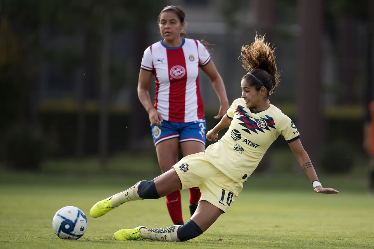 También a la defensiva aporta Daniela Espinosa, quien se barre para recuperar el esférico