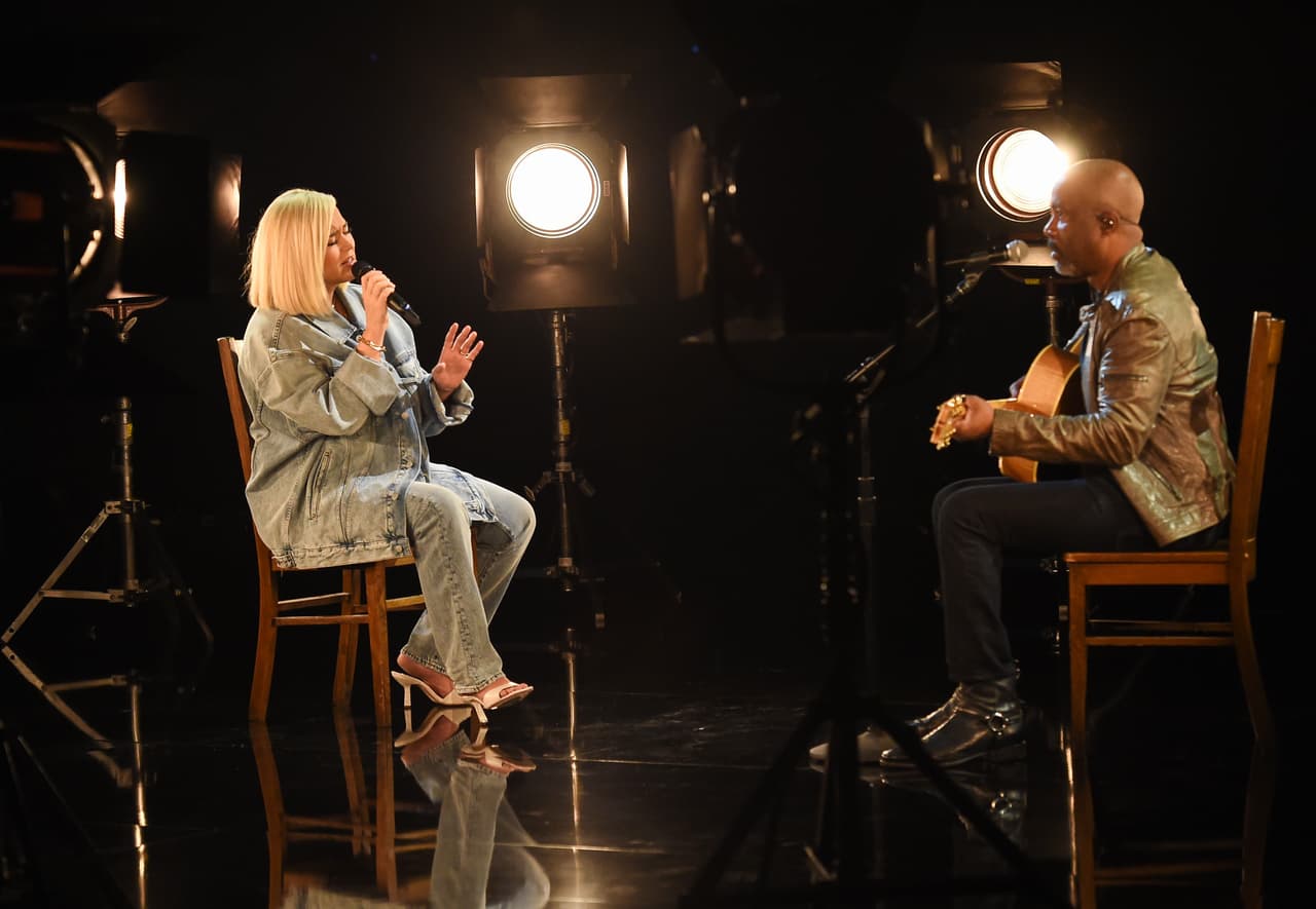 Otra de las presentaciones más comentadas de la noche fue la de Katy Perry, quien hace 3 meses se convirtió en madre de Daisy Dove. Marcó en esta gala su regreso a los escenarios.