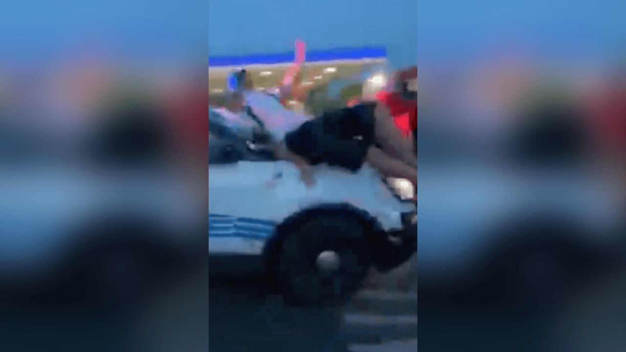 Video viral muestra a patrulla de policía de Detroit cuando embiste a multitud de manifestantes