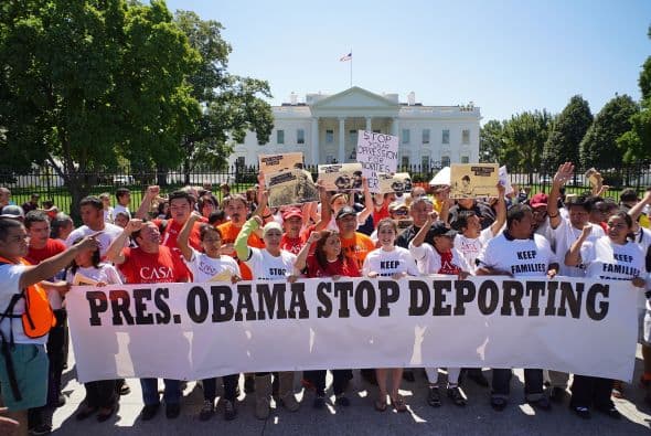 Activistas e inmigrantes marcharon frente a la Casa Blanca para pedirle al presidente Obama que detenga las deportaciones.