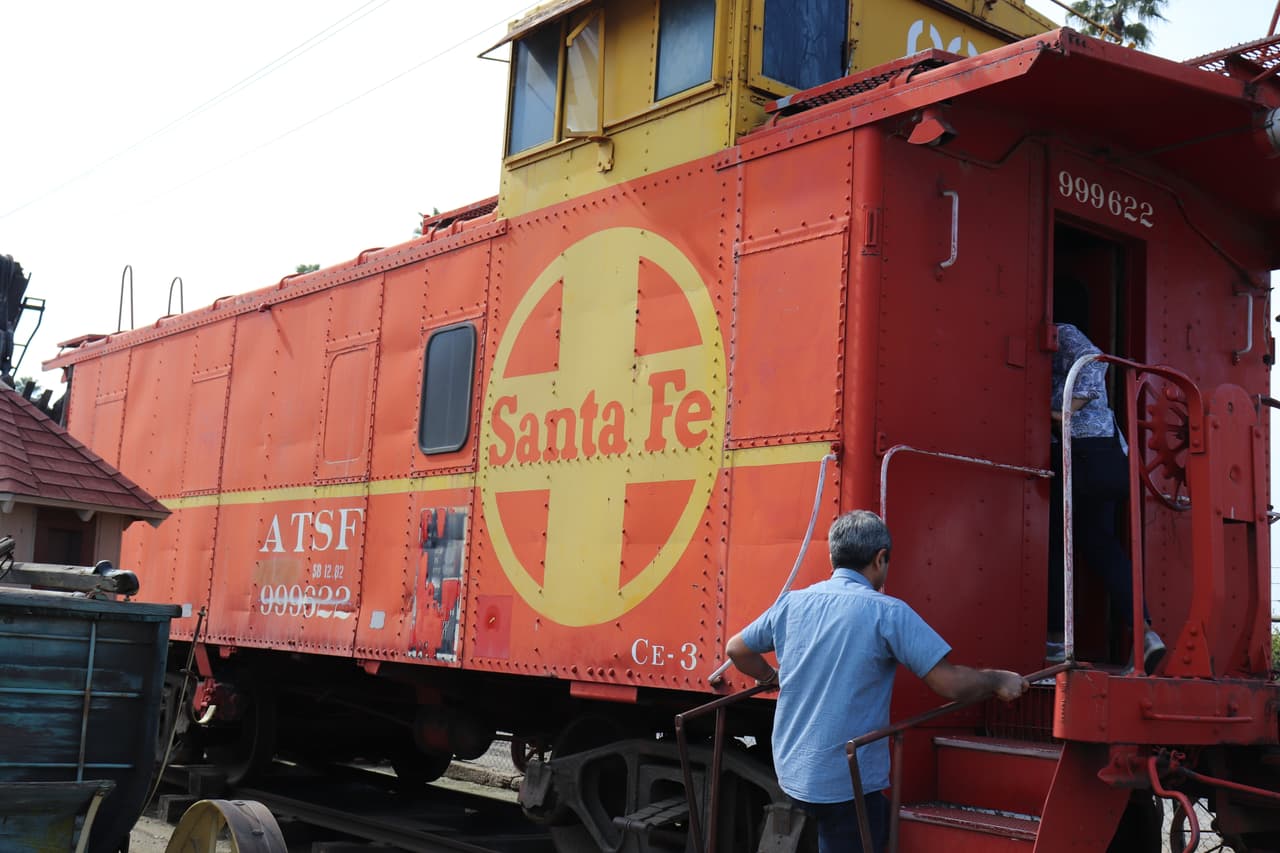 Además de recorrer el lugar como si fuera un museo campesino improvisado, también puedes acceder a productos frescos al interior de la tienda.